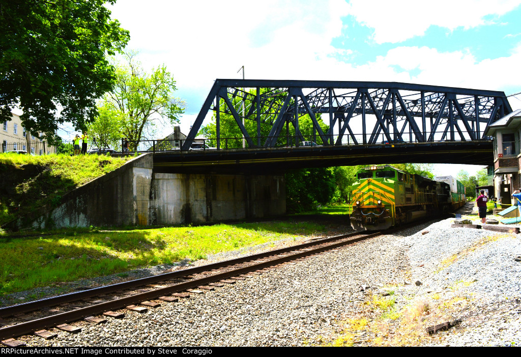 NS 28X Passing PU Tower & Railfans!!!